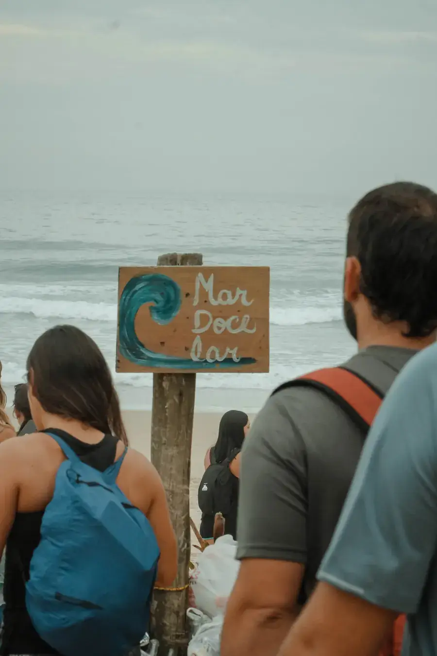 Cartel Mar Doce Lar en la playa de Ferrugem