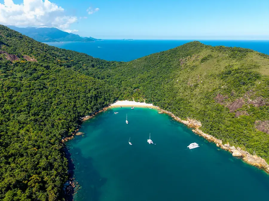 Cala turquesa entre montañas de selva en Ilha Grande