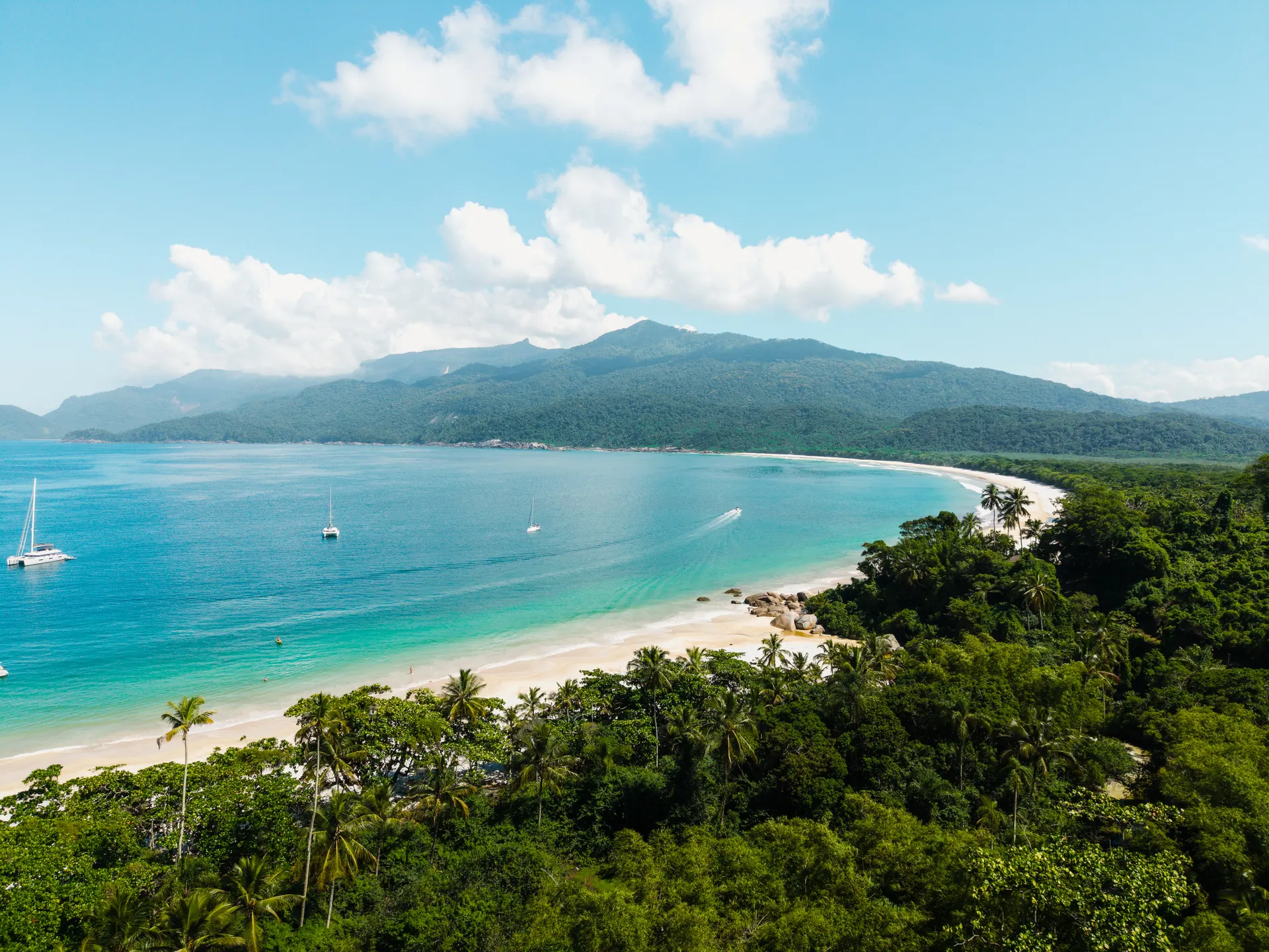 Bahía de Ilha Grande vista desde el aire, veleros anclados en agua turquesa entre montañas de selva